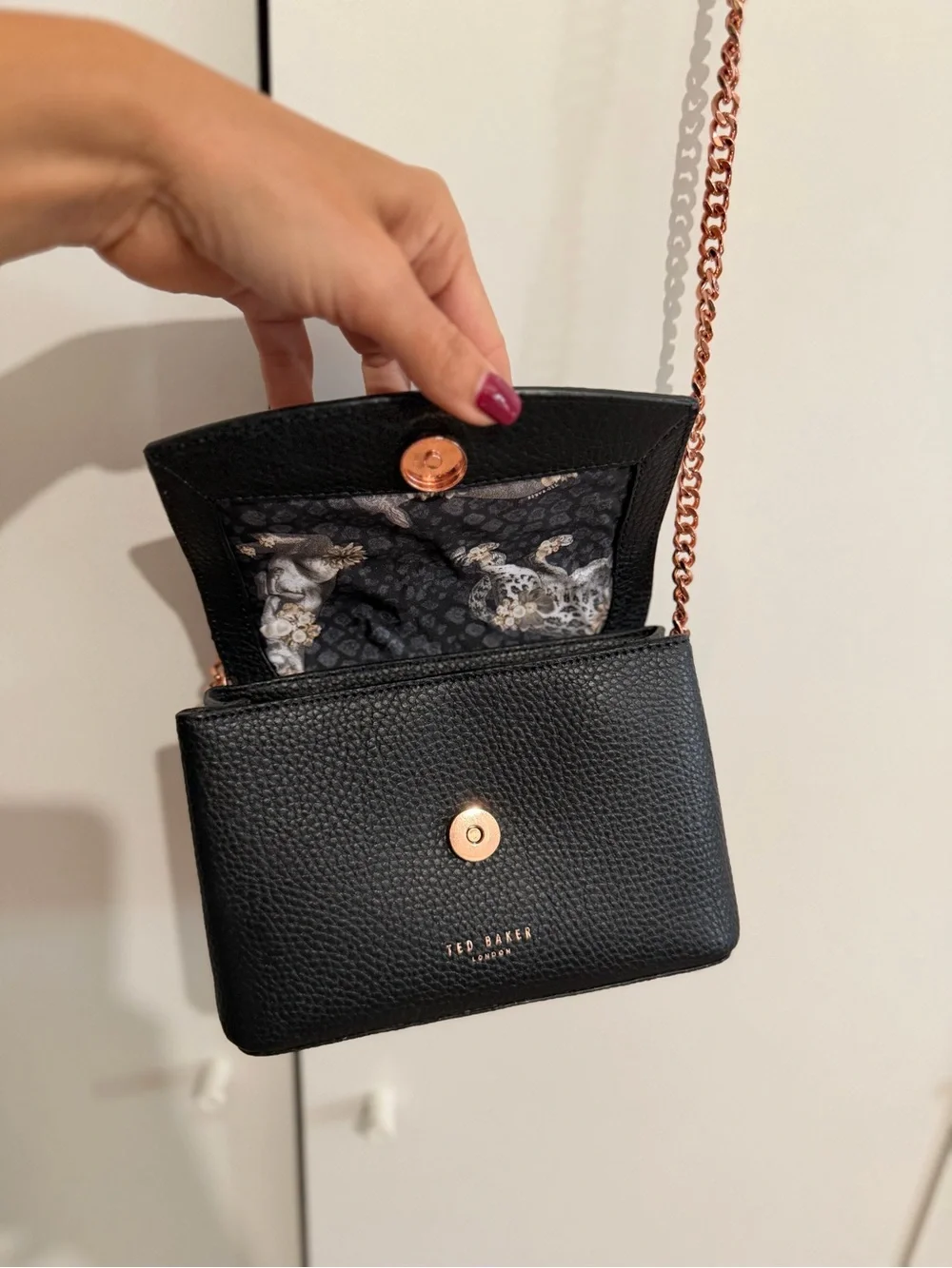 Ted Baker Black Pebbled Leather Crossbody with Rose Gold Chain & Bow - Picture 3 of 4
